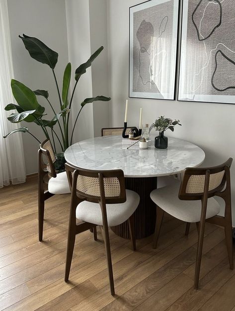 Modern French Style Home Interior, Small Apartment Living Room Dining Room, Apartment Dining Room Inspiration, Dining Table In Apartment, Dining Table In Small Living Room, Round Dining Table Chairs, Studio Apartment Dining Area, Round Table Apartment, Small Dining Table In Living Room