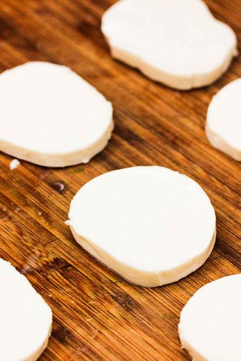 fresh mozzarella cut into rounds for fried mozzarella Fresh Mozzarella Ideas, Fried Cheese Rounds, Fresh Mozerella Recipes Dinners, Mozzarella Slices Recipes, Sliced Mozzarella Recipes, Fried Fresh Mozzarella, Recipes With Fresh Mozzarella, Fresh Mozzarella Recipe Meals, Homemade Fried Mozzarella