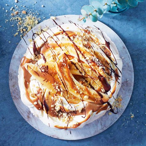 Banoffee Pavlova, Christmas Dessert Recipes, Pavlova Cake, Pavlova Recipe, Recipe Cover, Salty Cake, Christmas Dessert, Christmas Food Desserts, Decadent Desserts