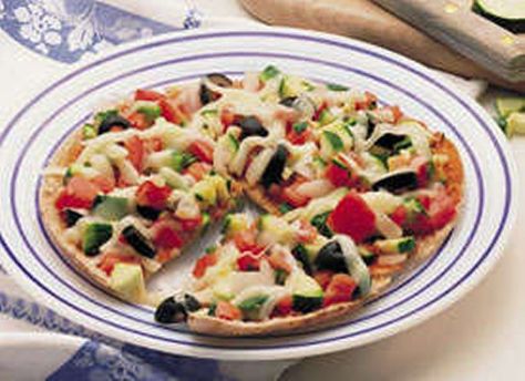 Veggie Pita Pizza  *Indian Flat Bread is another option to the Pita Bread* Veggie Pita, Kidney Diet Recipes, Pita Pizza, Pita Pizzas, Kidney Friendly Foods, Whole Wheat Pita, Cooked Veggies, Microwave Recipes, Mini Pizza