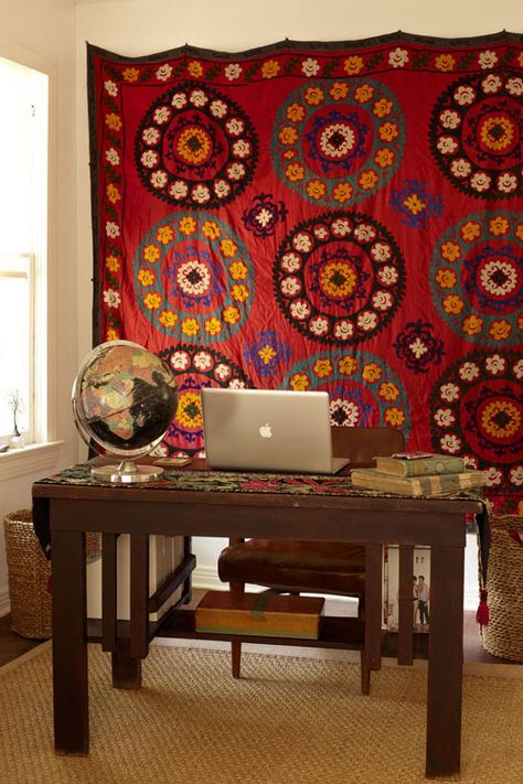 office Cosy Workspace, Quilt Backdrop, Flea Market Style Decorating, Hanging Textiles, Tapestry Office, Textile Hanging, Suzani Tapestry, Suzani Bedspread, Quilt Hanging