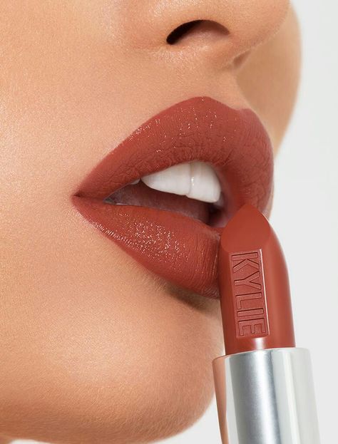 Kylie Cosmetics Lipstick in Trouble Maker. Orange Lips, Lipstick Kit, Lip Makeup Tutorial, Color Lipstick, Black Lipstick, Dark Maroon, Elf Cosmetics, Creme Lipstick, Best Lipsticks