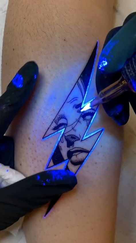 #glowingtattoo#glowindarktattoo#spinetattoo#bestfriendmatchingtattoo#3dtattoo#funnytattoo#tattoosketches#tattooart#tattoodrawing Tato 3d, Glow Tattoo, Rare Tattoos, Neon Tattoo, Tattoo Dark, Pola Tato, Uv Tattoo, Light Tattoo, Tattoos Men