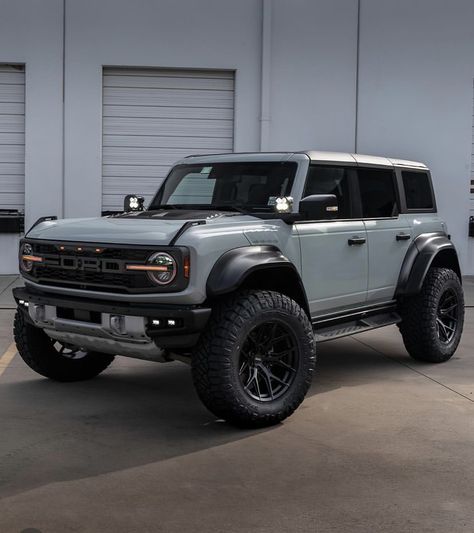 Ford Bronco Raptor 2024, Cactus Grey Ford Bronco, 2024 Ford Bronco, Jimny Car, Bronco 4 Door, Ford Bronco Concept, Ford Bronco Outer Banks, Bronco Concept, Bronco Car