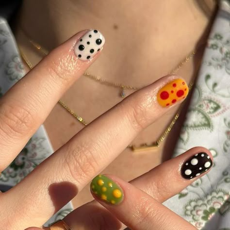 ❤ Hang Nguyen ❤ on Instagram: "Nail art can be this easy. Just a few dots away from rocking these mood boosters. Thanks @alix1509 for inspiring me and @emmaascott on this super fun Kusama look !!! #easynailart #loveart #art #naildesign #yayoikusama" Spotty Nail Art, Dotticure Nail Art, Dots On Nails, Easy Nail Art Diy, Dotted Nail Art, Nail Art Dots, Super Easy Nail Art, Nails With Dots, Dotted Nails