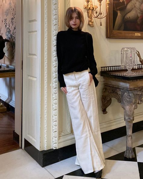 Black Top Cream Pants, Old Money Aesthetic Outfit Pants, Old Money Outfits Black Pants, Old Money White Pants, White Linen Pants Outfit Winter, White Pants Outfit Winter Classy, Black White Outfits Classy, Old Money Pants Outfit, Black Turtleneck Outfit Aesthetic