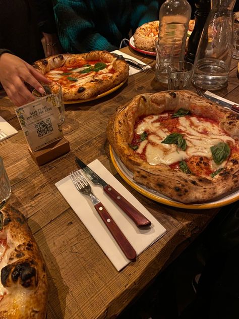 Pizza date French Street Food Paris, Pizza Aesthetic Restaurant, Lynette Scavo Aesthetic, Date Night Restaurant Aesthetic, Pizza Shop Aesthetic, Pizza Restaurant Aesthetic, Pizza Date Aesthetic, Pizzaria Aesthetic, Pizza Aesthetic Night