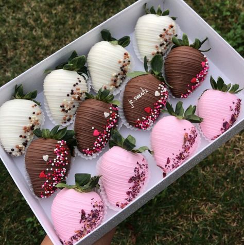 Chocolate Covered Strawberries Sprinkles, National Girlfriend Day Strawberries, Valentines Berries, Valentines Strawberries Ideas For Him, Valentines Day Strawberries Boxes, Chocolate Covered Strawberries Designs, Valentines Chocolate Covered Strawberry, Birthday Chocolate Covered Strawberries, Valentines Strawberries