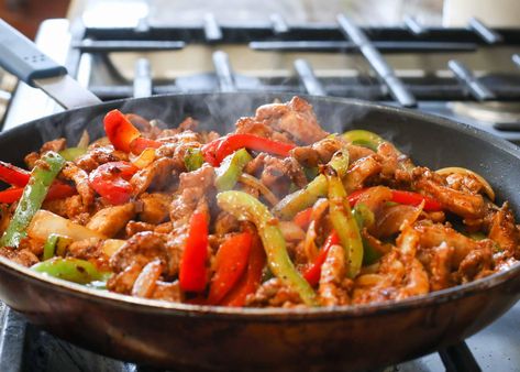 Steaming chicken fajita skillet Fajita Skillet, Easy Fajita Recipe, Cheesy Sausage Pasta, Fajita Ingredients, Chicken Noodle Soup Recipe Homemade, Breakfast Kids, Easy Chicken Fajitas, Sweet And Spicy Chicken, Cajun Food