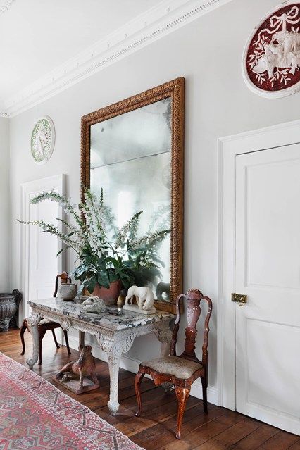 Light Grey Hallway with Large Mirror in hallway ideas on HOUSE - design, food and travel by House & Garden, including this simple light grey hallway with a large eighteenth-century mirror. Light Gray Hallway, Decoration Hall, Grey Hallway, Large Hallway, Corridor Design, Georgian Townhouse, Light Grey Walls, Mirror On The Wall, Dark Walls