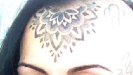 Love this forehead mandala tattoo ! Forehead Mandala Tattoo, Forehead Tattoo Woman Hairline, Forehead Tattoo Woman, Forehead Tattoo, No Regrets Tattoo, Wicked Tattoos, Awesome Tattoo, Facial Tattoos, Tiny Tattoo