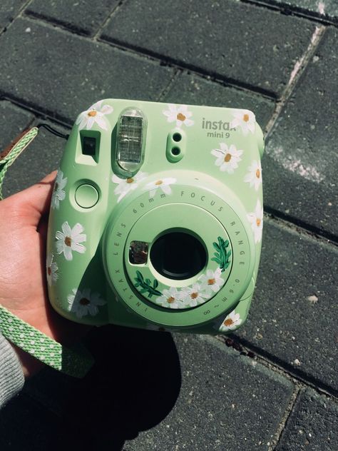 Not my photo 🙃 Green Instax Camera, Camera Green Aesthetic, Green Polaroid Camera, Green Polaroid, Polaroid Camera Ideas, Polaroid Instax Mini, Camera Painting, Προϊόντα Apple, Polaroid Cameras