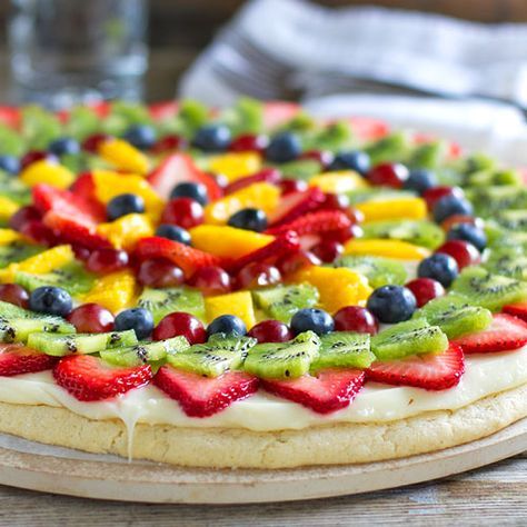 Sugar Cookie Fruit Pizza Fruit Pizza Frosting, Fruit Pizza Bar, Fruit Pizza Designs, Fruit Pizza Sugar Cookie Recipe, Fruit Sugar Cookies, Healthy Fruit Pizza, Easy Fruit Pizza, Fruit Pizza Sugar Cookie, Sugar Cookie Crust