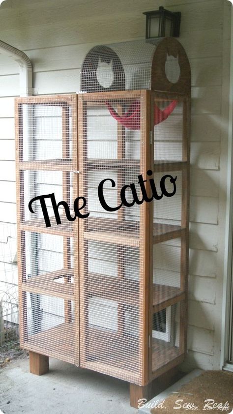 The Catio - We don't want to let our new kittens out into the scary world but do want them to get fresh air and a change of scenery whenever they want....... Cat Catio, Diy Homesteading, Kat Diy, Katt Grejer, Cat Patio, Outdoor Cat Enclosure, Cat Run, Cat Cages, Cat Enclosure