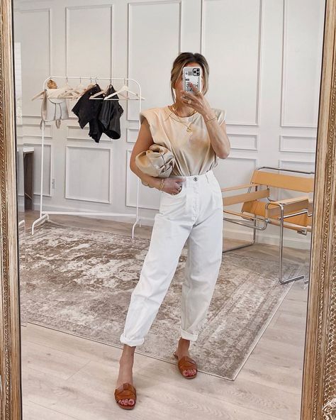 JESSICA BAILEY on Instagram: “New styling video with 6 different ways to wear this padded t-shut! Head over to my YouTube to watch the full video 🤍” Cream Mom Jeans Outfit, Baggy Trousers Outfit, Beige Jeans Outfit, White Mom Jeans, Denim Pants Outfit, Baggy Pants Outfit, Mom Jeans Outfit Summer, Denim Jeans Outfit, Mom Jeans Style