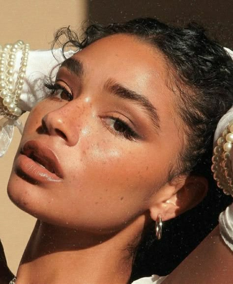 Zendaya Natural Makeup, Makeup On Textured Skin, Tonal Makeup, Zendaya Makeup Looks, Bronze Skin Tone, Ancient Makeup, Zendaya Makeup, Latte Makeup, Skin And Makeup