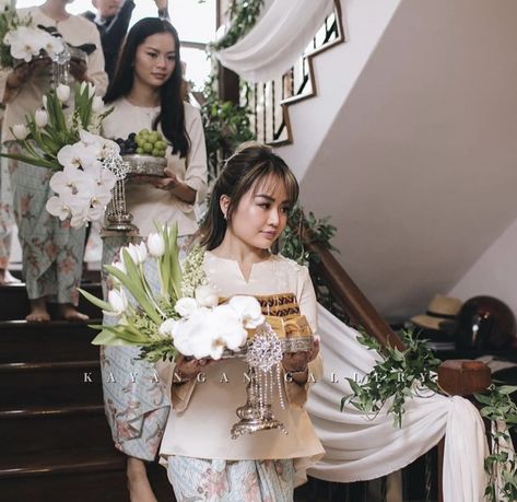 Seserahan Melayu, Dulang Hantaran Ideas, Hantaran Ideas, Gubahan Hantaran, Dulang Hantaran, Wedding Reception Layout, Bridesmaid Poses, Reception Layout, Simple Wedding Decorations