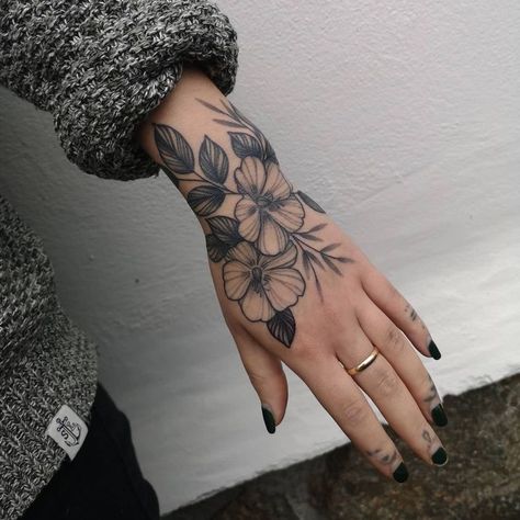 Hand Tattoo Cover Up, Tato Tradisional, Neck Tattoos Women, Amazing Tattoos, Floral Tattoo Sleeve, Tattoos For Black Skin, Hand Tattoos For Women, Beautiful Tattoo, Feminine Tattoo