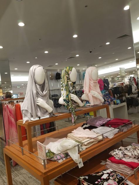 Hijab Store Interior, Hijab Store Design, Hijab Display, Butik Design, Mall Display, Hijab Store, Store Shelves Design, تصميم الطاولة, Clothing Store Interior