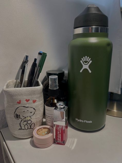 #nightstand #essential #aesthetic #dior #lipgloss #eyeshadow #snoopy #hydroflask #darkgreenaesthetic Green Hydroflask Aesthetic, Green Hydroflask, Grunge 2023, Hydroflask Aesthetic, Lipgloss Eyeshadow, Essential Aesthetic, Aesthetic Dior, Dior Lipgloss, Green School