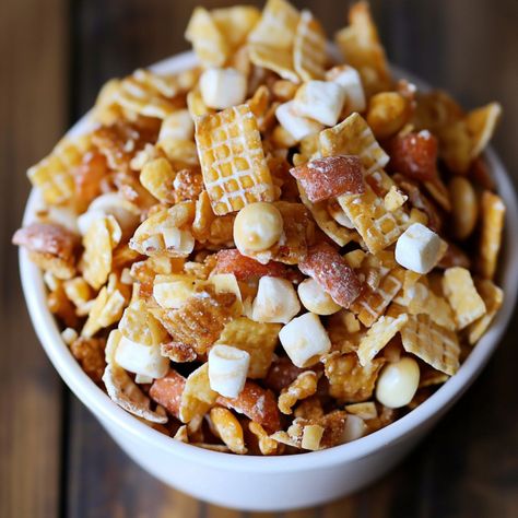 Easy Marry Me Snack Mix Recipe Pub Mix Recipe Snacks, Marry Me Snack Mix 12 Tomatoes, Seasoned Snack Mix Recipe, Pub Mix Recipe, Fall Snack Mix Recipes, Pub Mix, Roadtrip Snacks, Chex Recipes, Fall Snack Mixes