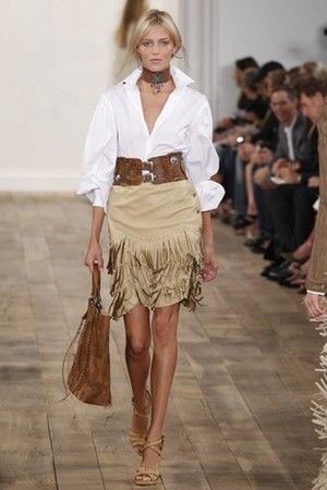 Ralph Lauren collection inspired by the wild west with a fringe leather skirt takes the catwalk. Fringe Leather Skirt, Moda Country, 일�본 패션, Looks Country, Estilo Hippie, Ralph Lauren Style, Western Chic, Elegante Casual, Casual Sport