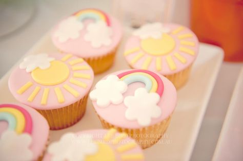 Cupcakes for rainbow party Sun And Rainbow Cake, Sun Cupcakes, Sunshine Cupcakes, Fondant Rainbow, Sunshine Theme, Sunshine First Birthday, Cupcakes Fondant, Sunshine Birthday Parties, Rainbow Cupcake