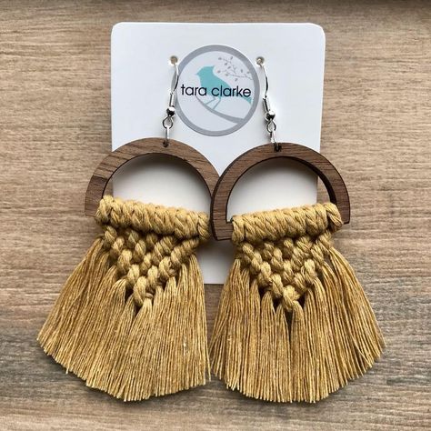 Tara Clarke on Instagram: “Love this mustard shade! Looking for inspiration for my next colours ... I’ve always loved natural earthy tones! #handmade #jewellery…” Macrame Items, Macrame Wood, Diy Macrame Earrings, Decorative Knots, Macrame Wall Hanging Diy, Diy Yarn Crafts, Tassel Earring, Feather Crafts, Macrame Earrings