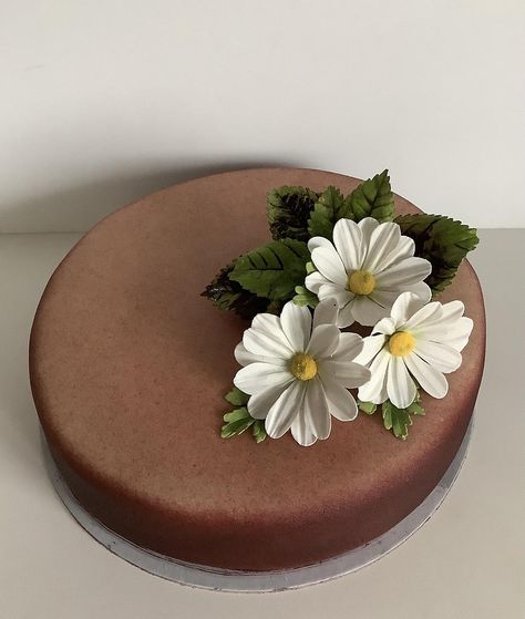 Brown Cake, Flowers Daisies, Chocolate Cake Decoration, Marzipan, Gum Paste, Flower Cake, Cake Art, Daily Inspiration, Chocolate Cake