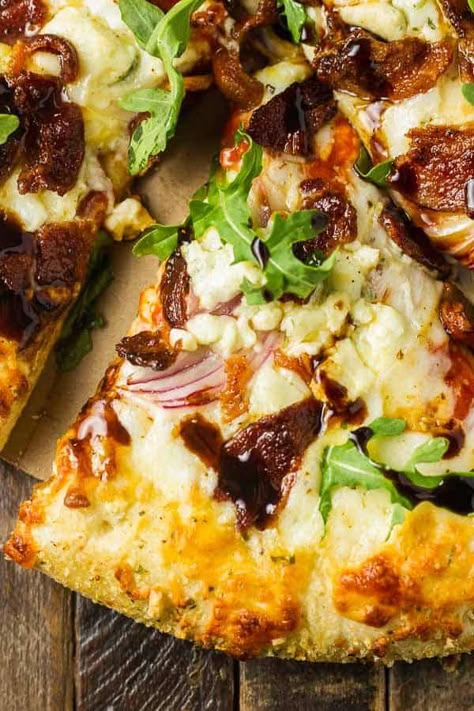 Easy Blue Cheese Balsamic Pizza Balsamic Pizza, Blue Cheese Pizza, Blue Cheese Recipes, Cheese Flatbread, Calzone Pizza, Naan Pizza, Easy Bacon, Flatbread Recipes, Pizza Recipes Homemade