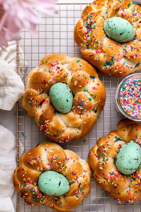 This is a fun twist on my family's traditional pane di Pasqua or Italian Easter bread! Made entirely vegan and topped with a homemade vegan white chocolate egg, this Italian Easter bread is full of orange zest and almonds with a sweet pillowy soft bread. The perfect bread centerpiece for your Italian Easter celebration! Bread Centerpiece, Easter Bread Recipe, Italian Easter Bread, Vegan Bread Recipe, Italian Easter, Vegan Easter, Vegan Kids Recipes, Vegan White Chocolate, Vegan Cinnamon Rolls