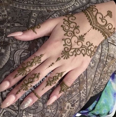 Henna Tattoo Design, Small Henna Designs, Henne Tattoo, Henna Flower Designs, Cute Henna Designs, Cute Henna Tattoos, Henna Style Tattoos, Jagua Henna, Henna Inspo