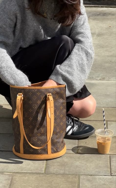 Louis Vuitton Bucket Bag Outfit, Lv Bucket Bag Outfit, Lv Boulogne Outfit, Louis Vuitton Bucket Pm, Lv Bucket Bag, Vintage Louis Vuitton Handbags, Shoulder Bag Outfit, Suede Outfit, Vintage Tote Bag