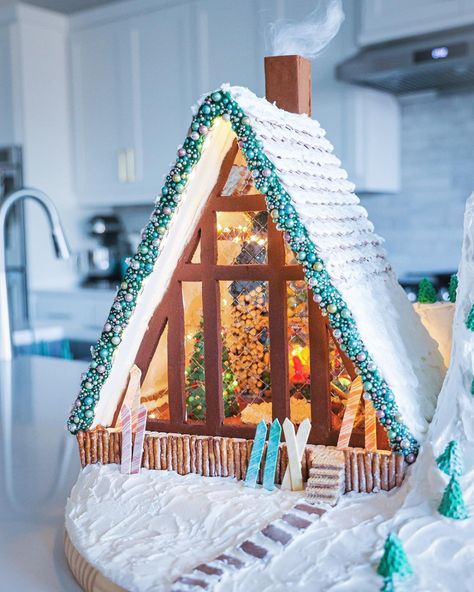 Gingerbread Lake House, Ski Chalet Gingerbread House, Gingerbread Ski Chalet, Gingerbread Ski Lodge, Gingerbread House Creative, House Ideas Drawing, Easy Gingerbread House Designs, A Frame Gingerbread House, Cool Gingerbread House Ideas