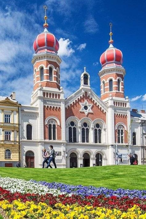 Czechia Travel, Synagogue Architecture, Jewish Synagogue, Jewish Temple, Jewish Heritage, Sacred Architecture, Religious Architecture, Jewish History, Cathedral Church