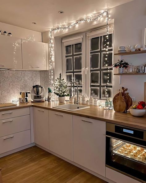 Dream Apartment Decor, Apartment Aesthetic, Cozy Room Decor, Cozy Kitchen, Apartment Decor Inspiration, Dream Room Inspiration, Dream Apartment, Apartment Inspiration, Christmas Kitchen