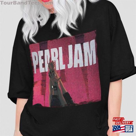 Pearl Jam T Shirt, Peral Jam, Pearl Jam Alive, Pearl Jam Shirt, Santa Ideas, Motion Graphic, Pearl Jam, Secret Santa, Vintage Tshirts