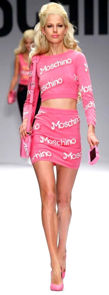 Moschino ss 2015 Moschino Barbie, Arty Fashion, Moschino Dress, Hollywood Film, Glamour Fashion, Womens Designer Fashion, Women Trends, Barbie Girl, Barbie Clothes