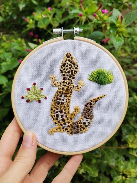 Leopard gecko hand stitch embroidery, succulents on the side, yellow Gecko Embroidery, Lizard Embroidery, Leopard Gecko, Mini Drawings, Gecko, Embroidery Thread, Beaded Embroidery, Cross Stitch Embroidery, Embroidery Stitches