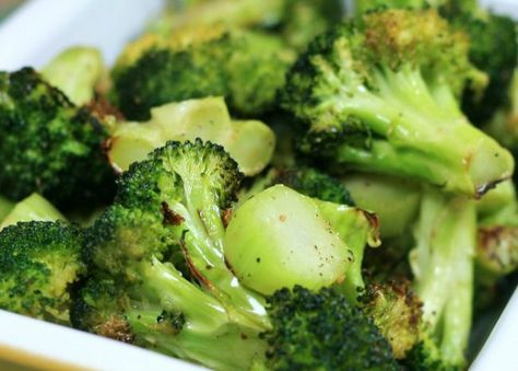 How to Cook Broccoli Right (Plus Tips & Nutrition Info) Meatloaf Side Dishes, Roasted Broccoli Recipe, Garlic Roasted Broccoli, Fried Broccoli, Broccoli Recipe, Garlic Recipes, Cooking On A Budget, Roasted Broccoli, Broccoli Recipes