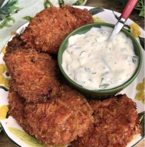 Appalachian Foods and Recipes | Tis the season… fried 🍅 red tomatoes | Facebook Fried Green Tomatoes Recipe Easy, Fried Green Tomatoes Recipe, Deep Fried Recipes, Fried Recipes, Green Tomato Recipes, Tomato Dishes, Fried Tomatoes, Tomatoes Recipe, Healthy Vegetable Recipes