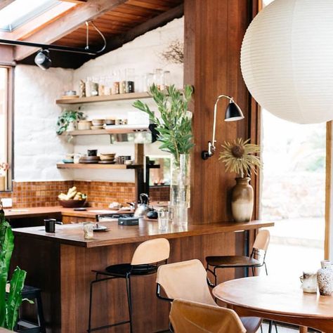 @interior_styling on Instagram: “@casa_warrandyte AKA MY DREAM HOUSE (not too far from my current house) 🏡 #alistairknox” Minimalism Living, Modernist Home, Interior Vintage, Gravel Road, Wallpaper Vintage, Open Kitchen, On Design, Mid Century House, The Birds