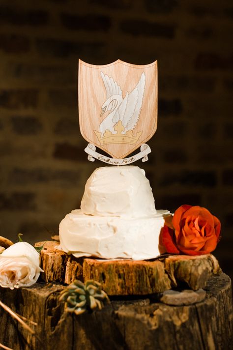 family crest wedding cake - photo by Morgan Trinker http://ruffledblog.com/irish-themed-wedding-in-nashville Hot Chocolate Wine, Irish Themed Weddings, Rosette Cake Wedding, Geometric Wedding Cakes, Wedding Cake Art, Metallic Wedding Cakes, Monogram Wedding Cake, Ruffle Wedding Cake, Painted Wedding Cake