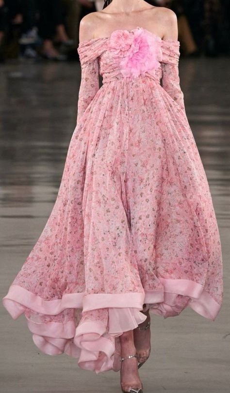 Giambattista Valli Fall 2022, Jolie Photo, Giambattista Valli, Fall 2022, Glam Dresses, Classy Dress, Fancy Dresses, Ball Dresses, Couture Fashion