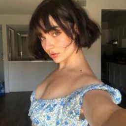 Michele Alves, Stacked Inverted Bob, Inverted Bob Haircut, Michelle Alves, Anne Hathaway Style, Inverted Bob, Brunette Girl, Beautiful Lips, Bob Haircut