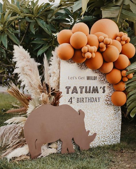 Party Animals Backdrop, Jungle Birthday Backdrop, Party Animal Birthday Theme Backdrop, Zoo Birthday Party Backdrop, Wild One Balloon Decor, Party Activities Kids, Jungle Thema, Dinosaur Birthday Party Decorations, Boho Birthday Party