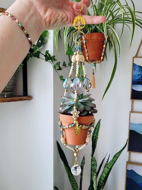 Beaded Plant Hangers Diy, Plant Beading, Bead Plant Hanger, Bead Plant, Beaded Plant Hanger, Beaded Gifts, Retro Gift Ideas, Glass Bead Crafts, Plant Accessories