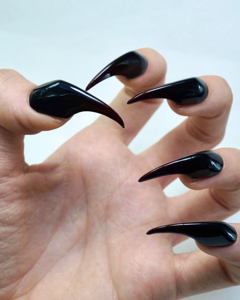 Black claws - One of the style that you have to try once. It's so slayyyyy 🔥💅 -- The promotion only last 1 week. Don’t miss it!!!🔥🔥 All the products available on my site donailsart.com RIGHT NOW🍏🎧 link is in my bio! -- #donailsart #pressonnails #clawsnails #pressonclaws #blackclawsnails #pressons Halloween Claw Nails, Black Claw Nails, Long Black Nails, Claw Noir, Black Halloween Nails, Sharp Claws, Black Claws, Grunge Streetwear, Claw Nails