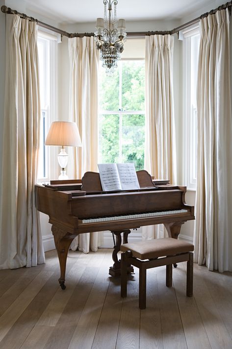 Bay Window Decorating Ideas, Piano Living Rooms, Bay Window Design, Windows Bedroom, Bay Window Treatments, Bay Window Curtains, Piano Decor, Living Room Transitional, Casa Country