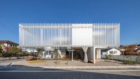 Polycarbonate conceals bedrooms of House in Yanakacho by KACH Courtyard Plants, Glazed Walls, Polycarbonate Panels, House Blend, Gunma, Architecture Inspiration, Private House, Timber House, Japanese House